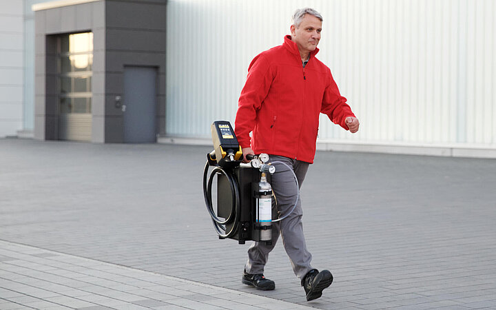 Carrying the mobile optical emission spectrometer ferro.lyte
