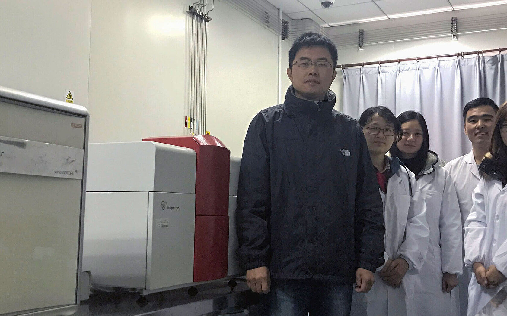李教授和他的团队在上海海洋大学实验室里
