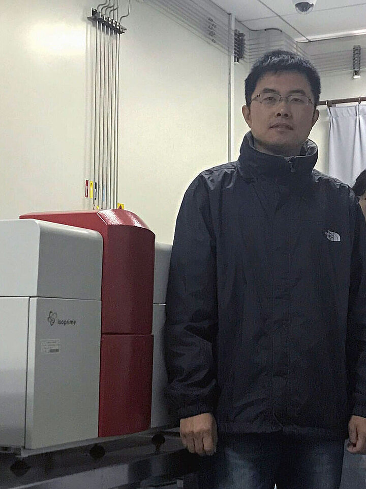 李教授和他的团队在上海海洋大学实验室里