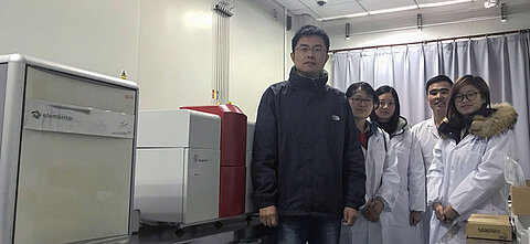 李教授和他的团队在上海海洋大学实验室里