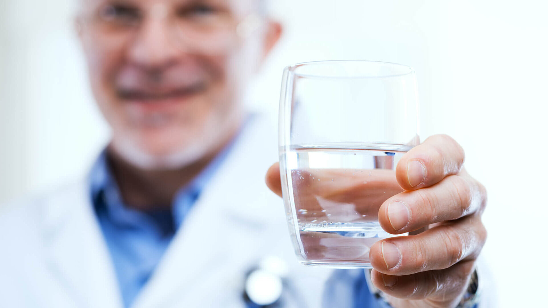 Glass of isotopically labelled water for breath analysis