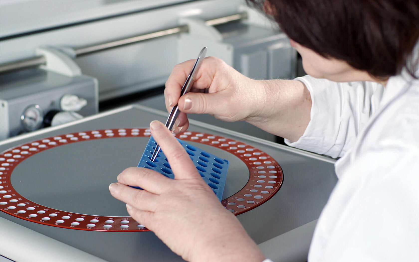 Placing samples into the autosampler of the UNICUBE