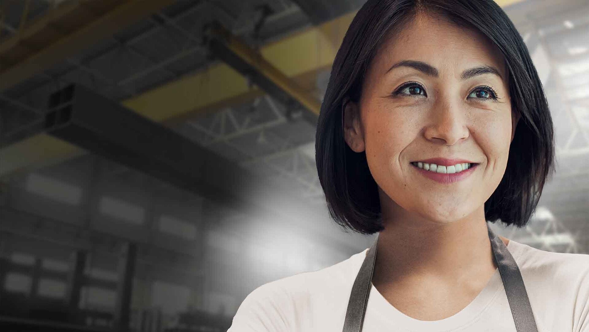 一位女士站在机械工程公司车间大厅中