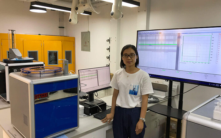 潘婷在实验室里展示新产品