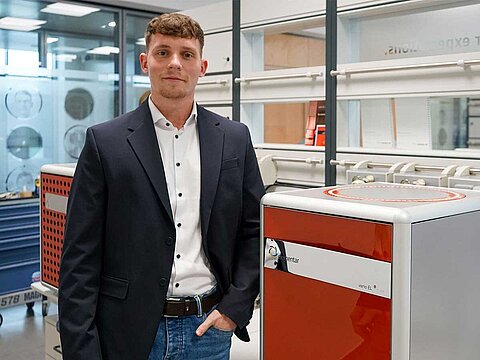 Product Manager Moritz Kreinbihl with Elementar vario EL cube