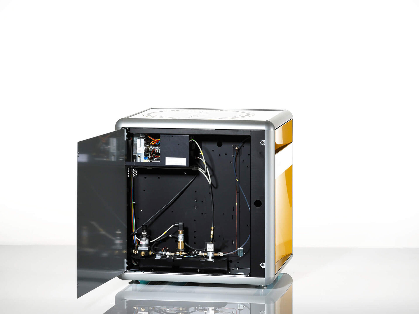 Carbon and sulfur analyzer rapid CS cube with open left side door