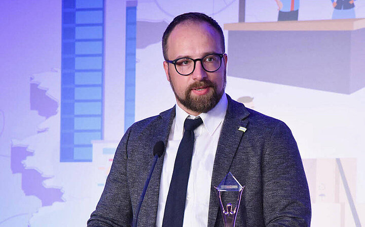 Jochen Isensee在史蒂维奖颁奖典礼上