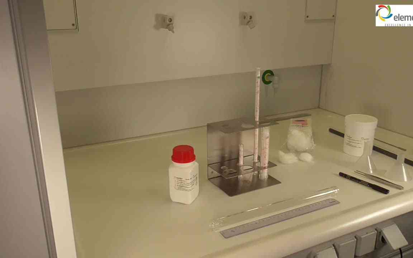 Filling a drying tube with EAS WETSORBER® S