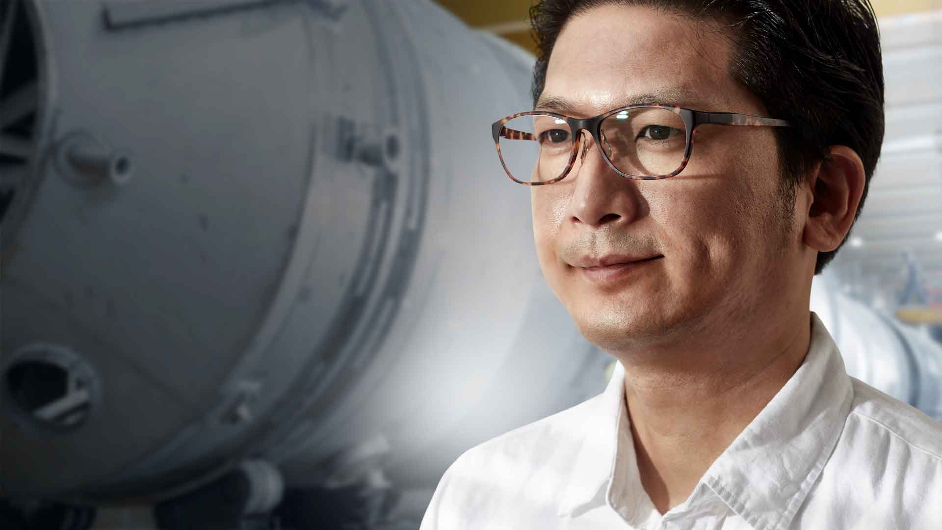一位男士站在金属储罐前